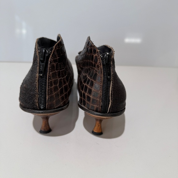 Cydwoq Handmade Vintage Shoes with 2 tone Leather & Copper Kitten Heel - Picture 4 of 11